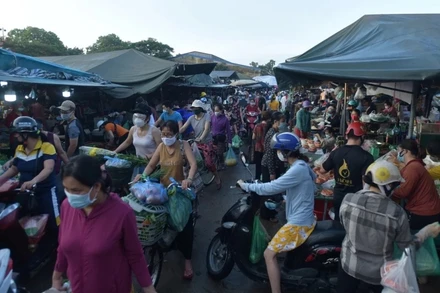  Chợ đầu mối phía nam đông đúc trong thời gian giãn cách xã hội. 