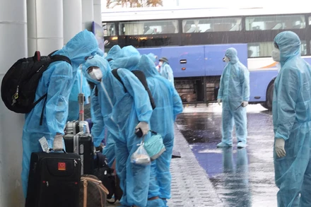 Các công dân sau khi xuống máy bay sẽ được xe đưa về khu cách ly tập trung.