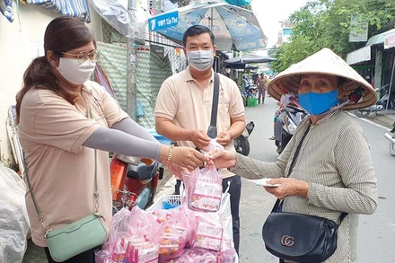 Tạm dừng hoạt động kinh doanh xổ số và giãn cách xã hội khiến người bán vé số dạo gặp nhiều khó khăn.