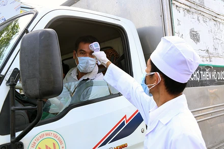 Các chốt chặn được thiết lập nhằm kiểm soát dịch Covid-19 tại cửa ngõ ra vào tỉnh Sóc Trăng.