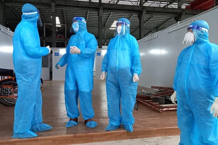 Đoàn công tác khảo sát Bệnh viện dã chiến 16 để tiến hành thành lập Trung tâm hồi sức Covid-19. (Ảnh: HVĐ)