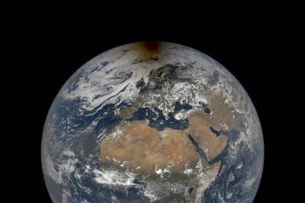 EPIC của NASA đã chụp được hình ảnh hiếm hoi về nhật thực trên Bắc Cực ngày 10/6. Ảnh: NASA.