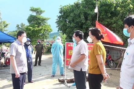Chủ tịch UBND tỉnh, Trưởng ban chỉ đạo phòng chống dịch Covid-19 tỉnh Phú Yên Trần Hữu Thế kiểm tra, chỉ đạo công tác chống dịch tại xã Ea Trol huyện Sông Hinh.
