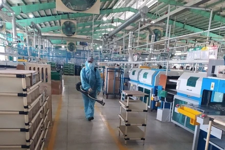 Phun hóa chất khử khuẩn trong nhà máy ở khu công nghiệp Biên Hòa 2, tỉnh Đồng Nai.