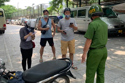 Lực lượng chức năng quận Ba Đình lập biên bản trường hợp đi ra đường khi không cần thiết.