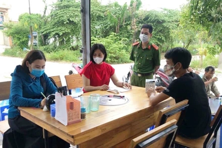 Phường Hải Tân lập biên bản xử phạt hộ kinh doanh không bảo đảm an toàn phòng, chống dịch Covid-19.