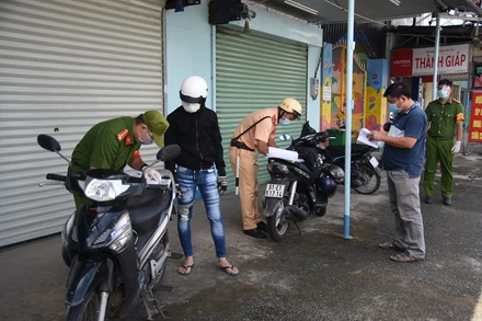 Lực lượng chức năng tăng cường kiểm tra, xử phạt những người ra đường không thật sự cần thiết.