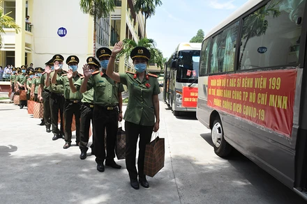 Đoàn y, bác sĩ Bệnh viện 199 (Bộ Công an) lên đường chi viện tâm dịch TP Hồ Chí Minh.