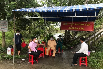 Các chốt kiểm soát tại vùng cách ly y tế phòng, chống dịch được thiết lập tại ấp Tân Hiệp, xã An Xuyên.