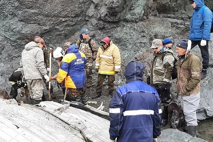 Nhân viên cứu nạn có mặt tại hiện trường máy bay rơi. (Ảnh: Bộ Tình trạng khẩn cấp Nga) 