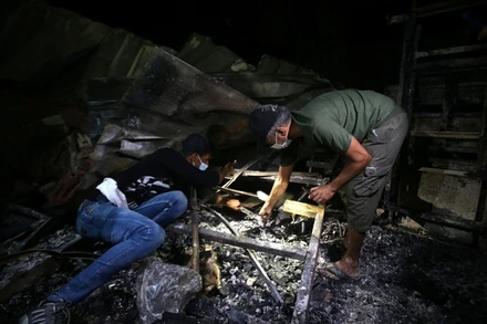 Hiện trường đám cháy tại bệnh viện điều trị Covid-19. (Ảnh: Reuters)