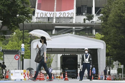 Bên ngoài Sân vận động quốc gia tại Tokyo. (Ảnh: Kyodo)
