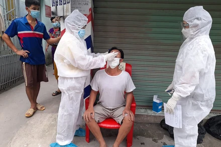 Lấy mẫu xét nghiệm SARS-CoV-2 cho người dân ở thành phố Biên Hòa, tỉnh Đồng Nai.