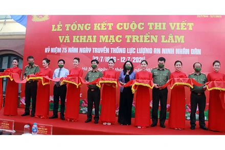 Các đại biểu tham dự buổi lễ cắt băng khai mạc triển lãm "75 năm lực lượng An ninh nhân dân Việt Nam anh hùng". 