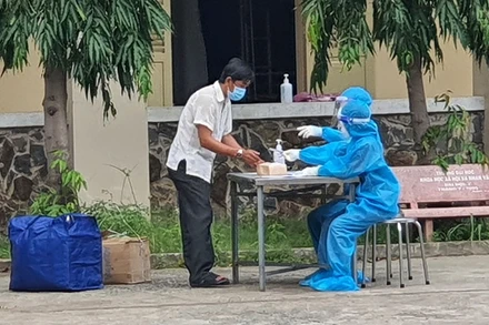 Làm thủ tục xuất viện cho bệnh nhân F0. (Ảnh: DIỄM HẰNG)