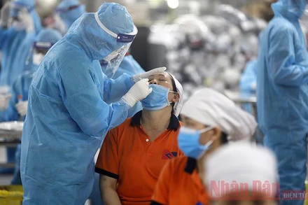 Xét nghiệm Covid-19 cho công nhân khu công nghiệp Quang Châu, Bắc Giang (Ảnh: Duy Linh).