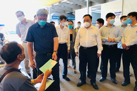 Lãnh đạo Bộ Y tế kiểm tra công tác phòng, chống dịch Covid-19 tại Bệnh viện Đa khoa Đồng Nai.