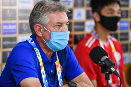 HLV Jurgen Gede phát biểu tại buổi họp báo. (Ảnh: AFC)