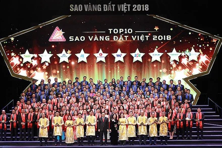 Các đồng chí lãnh đạo Đảng, Nhà nước cùng tập thể doanh nhân giành Giải thưởng “Sao Vàng đất Việt” năm 2018. 