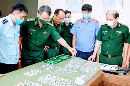 Các lực lượng chức năng kiểm tra số hàng hoá thu giữ