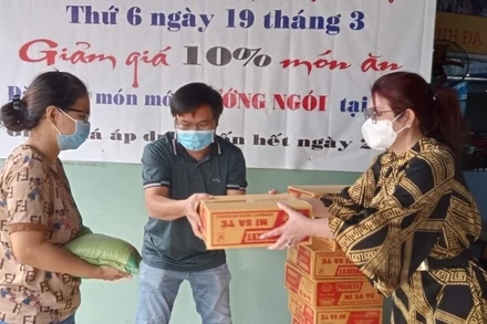 Đại diện Công ty cổ phần Bất động sản Thiên Phúc trao quà cho người dân nghèo ở quận 12.