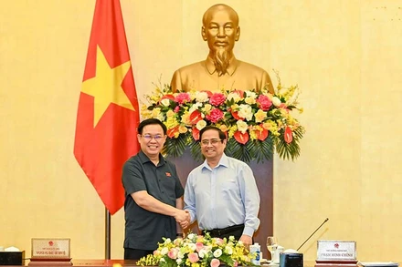 Chủ tịch Quốc hội Vương Đình Huệ và Thủ tướng Phạm Minh Chính tại cuộc họp.