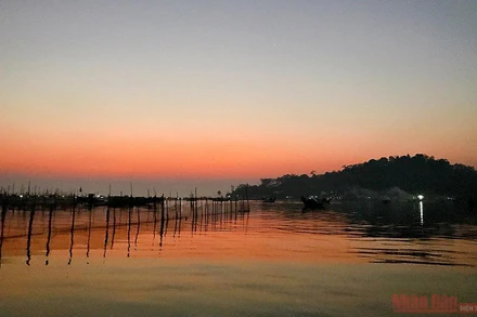 Khoảnh khắc cuối ngày trên đầm Cầu Hai.