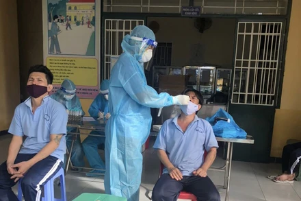 Khám sàng lọc cho nhân viên, học viên tại Cơ sở cai nghiện ma túy Bố Lá sau khi phát hiện các ca dương tính với SARS-CoV-2.