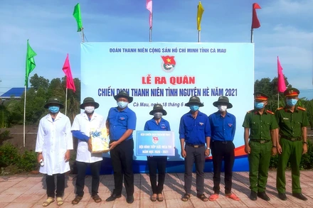 Tỉnh đoàn Cà Mau ra mắt đội tình nguyện “tiếp sức mùa thi”.