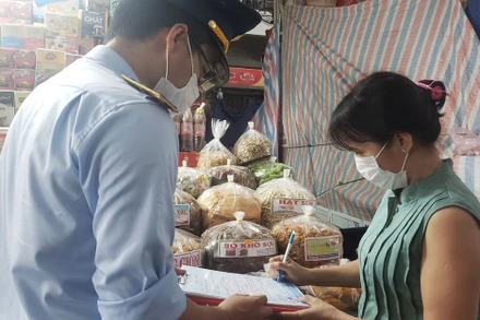 Các hộ kinh doanh ký cam kết.