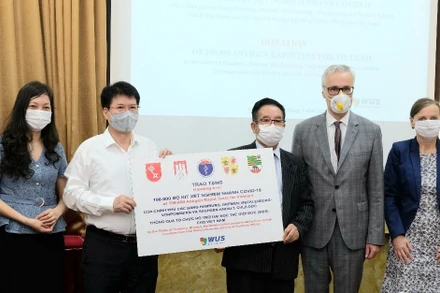 Thứ trưởng Y tế Trương Quốc Cường tiếp nhận 190.000 kit xét nghiệm Covid-19 của Cộng hoà Liên bang Đức. (Ảnh: TRẦN MINH)