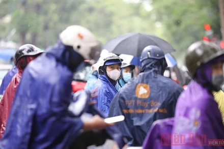 Phụ huynh “đội mưa” đợi con thi tốt nghiệp THPT