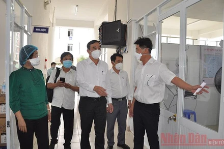 Chủ tịch UBND TP Đà Nẵng Lê Trung Chinh, Trưởng ban phòng chống dịch bệnh Covid-19 TP Đà Nẵng kiểm tra tiến độ lắp đặt trang thiết bị tại Bệnh viện dã chiến chiều 22/7