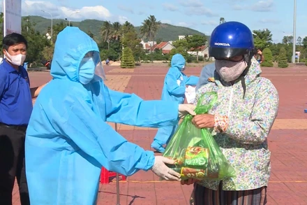 Mọi người đến nhận nhu yếu phẩm.