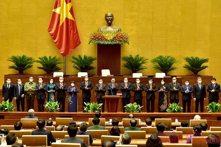 Các đồng chí Ủy viên Ủy ban Thường vụ Quốc hội khóa XV ra mắt. Ảnh: Lâm Hiển