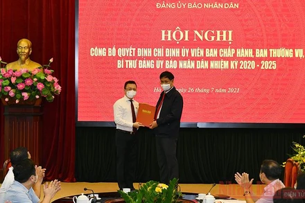 Đồng chí Huỳnh Tấn Việt, Bí thư Đảng ủy Khối các cơ quan Trung ương trao Quyết định chỉ định Tổng Biên tập Lê Quốc Minh giữ chức Bí thư Đảng ủy Báo Nhân Dân nhiệm kỳ 2020-2025.