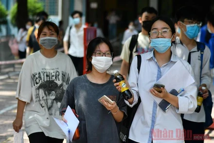 Thí sinh rạng rỡ ra về sau khi kết thúc môn thi đầu tiên Kỳ thi tốt nghiệp THPT 2021. Ảnh: THUỶ NGUYÊN