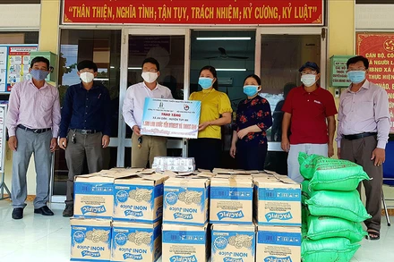 Đoàn công tác của Hội Nhà báo Phú Yên phối hợp Công ty trách nhiệm hữu hạn sản xuất thương mại xuất khẩu D&T (tỉnh Khánh Hòa) trao quà tại xã An Dân, huyện Tuy An, tỉnh Phú Yên.