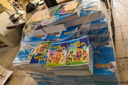 Nhiều sản phẩm in thành phẩm, bán thành phẩm vừa được phát hiện tại hai cơ sở in tại Hà Nội có dấu hiệu vi phạm pháp luật. 