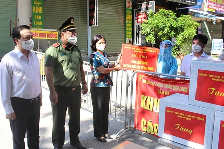 Đồng chí Nguyễn Thị Tuyến trao quà hỗ trợ công tác phòng chống dịch Covid-19 cho xã An Mỹ, huyện Mỹ Đức.