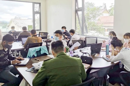 Cơ quan chức năng lập biên bản vụ việc tại hiện trường.