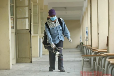Phun khử khuẩn tại trường học ở Hà Nội. Ảnh: DUY LINH
