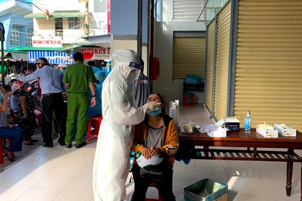 Lấy mẫu xét nghiệm người dân trong khu vực chợ La Gi (Bình Thuận), nơi được xác định là ổ dịch khởi phát nguồn lây nhiễm SARS-CoV-2 ra cộng đồng.