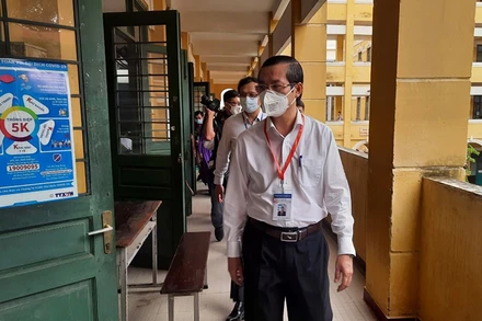 Thứ trưởng Nguyễn Văn Phúc kiểm tra công tác coi thi tại điểm thi Trường THPT Trưng Vương.