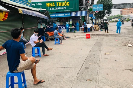 Lấy mẫu xét nghiệp SARS-CoV-2 cho người dân ở TP Biên Hòa, tỉnh Đồng Nai.