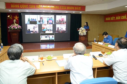 Ban Giám khảo theo dõi, chấm điểm các đội thi qua màn ảnh nhỏ.