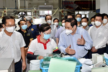 Thủ tướng Phạm Minh Chính kiểm tra công tác phòng, chống dịch Covid-19 tại Công ty TNHH giày Ching Luh Việt Nam (Khu công nghiệp Thuận Ðạo, huyện Bến Lức, Long An). Ảnh: NHẬT BẮC