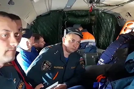 Nhân viên Bộ Tình trạng khẩn cấp Nga trong chuyến bay đến làng Palana tham gia tìm kiếm máy bay An-26 mất tích. (Ảnh: Bộ Tình trạng khẩn cấp Nga)