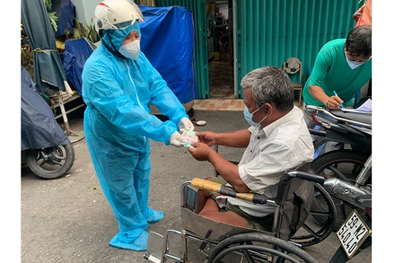 TP Hồ Chí Minh chi trả hỗ trợ cho ông Hồ Văn Sang (ngụ phường 9, quận 3), làm nghề bán vé số thuộc diện lao động tự do bị mất nguồn thu nhập do dịch Covid-19