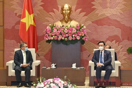 Chủ tịch Quốc hội Vương Đình Huệ và Đại sứ Philippines tại Việt Nam tại buổi tiếp. 